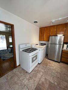 een keuken met een fornuis en een koelkast bij Condo Near Beach SM in Los Angeles