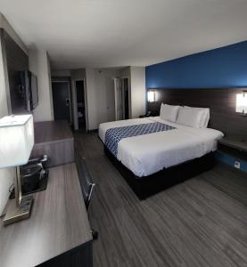 Habitación de hotel con cama grande y TV en La Quinta by Wyndham Houston Stafford Sugarland, en Stafford