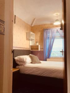Habitación pequeña con cama y ventana en 'Melrose' at stayBOOM en Lancaster