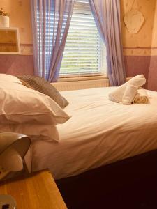 Una cama o camas en una habitación de 'Melrose' at stayBOOM
