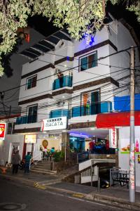 Hotel Bacatá في بوكارامانغا: مبنى ابيض فيه ناس واقفه خارجه
