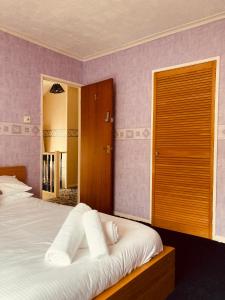 'Melrose' at stayBOOM في لانكستر: غرفة نوم بسرير كبير مع شراشف بيضاء