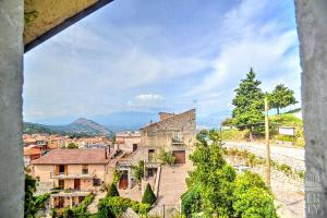 einen Blick auf die Stadt aus dem Fenster eines Gebäudes in der Unterkunft il sentiero del riccio in Sicignano degli Alburni
