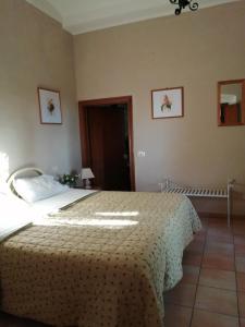 Un dormitorio con una cama con una manta. en B&B La Giara di Assisi, en Asís