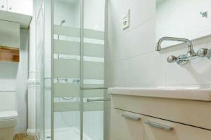 a bathroom with a glass shower and a sink at Apartamento Súper Céntrico in Málaga