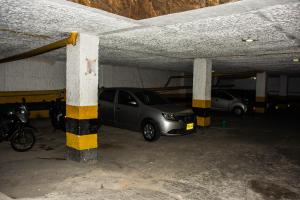 un garaje con dos coches aparcados en él en Hotel Bacatá, en Bucaramanga