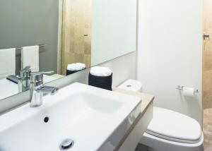 ein Badezimmer mit einem weißen Waschbecken und einer Toilette in der Unterkunft Loft estilo Industrial junto al MUNAL in Mexiko-Stadt + 40 Fotos