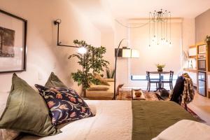un soggiorno con letto e cuscini sopra di Loft estilo Industrial junto al MUNAL a Città del Messico