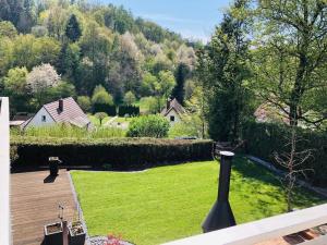 MörlenbachSchöne 128qm große Ferienwohnung in Waldrandlage的从房子的屋顶上可欣赏到花园景色