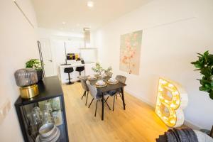 a dining room and living room with a table and chairs at Blissfully 1 Bedroom Serviced Apartment 53m2 -NB306B- in Rotterdam