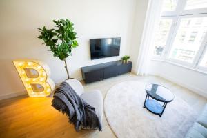 a living room with a couch and a table at Blissfully 1 Bedroom Serviced Apartment 53m2 -NB306B- in Rotterdam