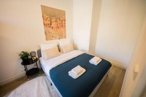 a small bedroom with a bed with two towels on it at Blissfully 1 Bedroom Serviced Apartment 53m2 -NB306B- in Rotterdam