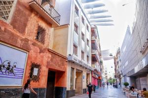 Una mujer caminando por una calle en una ciudad en Hotel Córdoba Centro, en Córdoba