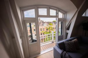 una puerta abierta con vistas a un balcón en Happily 2 Bedroom Serviced Apartment 75m2 -NB306H-, en Róterdam