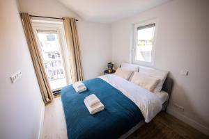 a bedroom with a bed with two towels on it at Happily 2 Bedroom Serviced Apartment 75m2 -NB306H- in Rotterdam