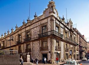 メキシコシティにあるA una cuadra del Zócalo Totalmente nuevoの目の前を歩く人々の古い建物