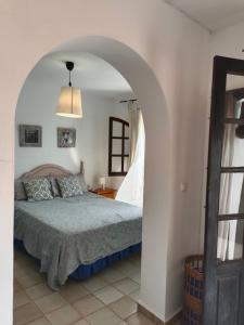 een slaapkamer met een bed en een boog bij Bungalow de vacaciones in Torrevieja