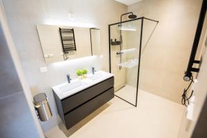 uma casa de banho com um lavatório e um chuveiro em Earnestly 1 Bedroom Serviced Apartment 54m2 -NB306E- em Roterdã