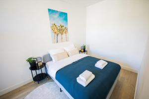 a bedroom with a bed with two towels on it at Earnestly 1 Bedroom Serviced Apartment 54m2 -NB306E- in Rotterdam