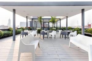 een restaurant met witte tafels en stoelen op een dak bij Esquina mágica en el mejor edificio del Centro Histórico in Mexico-Stad