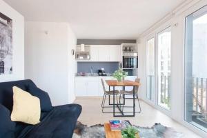 een woonkamer met een blauwe bank en een tafel bij Esquina mágica en el mejor edificio del Centro Histórico in Mexico-Stad