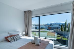 Riverside Lodge- 2 Bedroom Unit في Albert Town: غرفة نوم بها سرير مع نافذة كبيرة