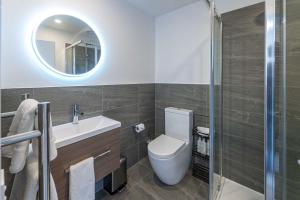 Riverside Lodge- 2 Bedroom Unit في Albert Town: حمام مزود بمرحاض ومغسلة ومرآة +22 صورة