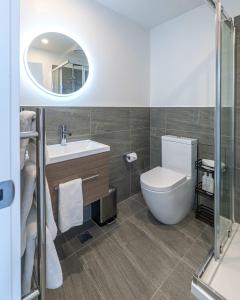 Riverside Lodge- 2 Bedroom Unit في Albert Town: حمام مزود بمرحاض ومغسلة ومرآة