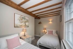 מיטה או מיטות בחדר ב-Cotswolds period townhouse near Stratford-upon-Avon, central location short walk to pubs, restaurants and shops