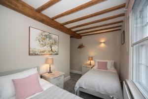 Кровать или кровати в номере Cotswolds period townhouse near Stratford-upon-Avon, central location short walk to pubs, restaurants and shops