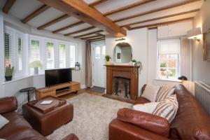 Телевизор и/или развлекательный центр в Cotswolds period townhouse near Stratford-upon-Avon, central location short walk to pubs, restaurants and shops