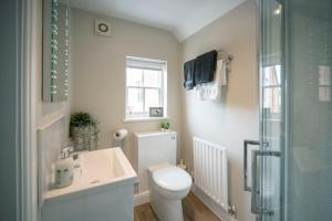 Ванная комната в Cotswolds period townhouse near Stratford-upon-Avon, central location short walk to pubs, restaurants and shops +18 фотографий