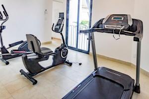 a gym with three exercise bikes and a treadmill at Cálido loft a pasos del Zócalo Disfrútalo in Mexico City