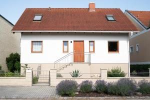 a white house with a red roof at Ferienhaus Kaiserbaum in Illmitz