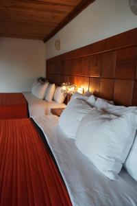 una camera con 2 letti con cuscini bianchi di Torre del Conde a Huasca de Ocampo