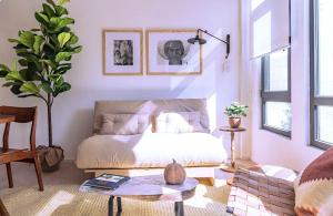 a living room with a bed and a table at Exclusivo loft a pasos del Zócalo No lo pierdas in Mexico City