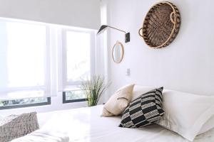 Dormitorio blanco con cama con almohadas en Exclusivo loft a pasos del Zócalo No lo pierdas, en Ciudad de México