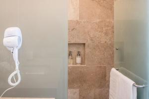 a shower with a phone in a bathroom at Exclusivo loft a pasos del Zócalo No lo pierdas in Mexico City +34 photos