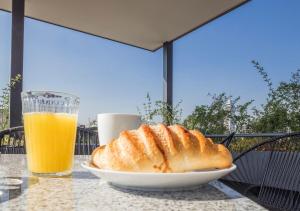 un plato de pan en una mesa con un vaso de zumo de naranja en Exclusivo loft a pasos del Zócalo No lo pierdas, en Ciudad de México