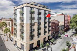een appartementengebouw aan een stadsstraat met een stopbord bij SUPERMODERNO En Pleno Centro Histórico in Mexico-Stad