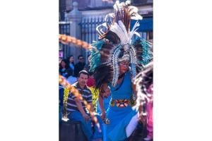 een vrouw in een drakenkostuum op een kermis bij SUPERMODERNO En Pleno Centro Histórico in Mexico-Stad