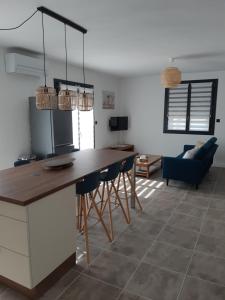 kuchnia ze stołem i krzesłami w pokoju w obiekcie Appartement fonctionnel proche du centre ville w mieście Narbona