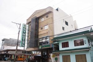 ein Gebäude mit einem Schild an der Seite in der Unterkunft GV Hotel - Ormoc in Ormoc City