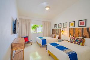 een hotelkamer met 2 bedden en een bureau bij Mar del Cabo By Velas Resorts in San José del Cabo