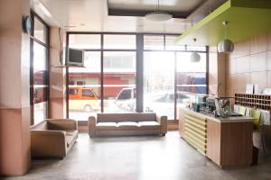 un soggiorno con divani e una grande finestra di GV Hotel - Ormoc a Ormoc