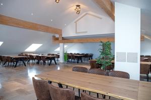 a dining room with wooden tables and chairs at Römercastell Wirtshaus & Hotel in Böhming