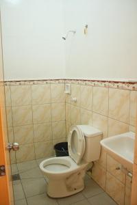 ein Bad mit einem WC und einem Waschbecken in der Unterkunft GV Hotel - Ormoc in Ormoc City