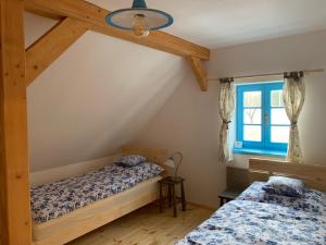 a bedroom with two beds in a attic at Roubenka Kokořínsko in Dubá