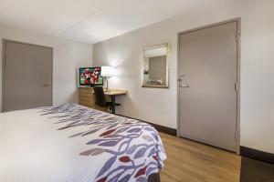 TV a/nebo společenská místnost v ubytování Red Roof Inn Rockford East - Casino District