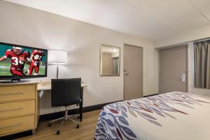 TV a/nebo společenská místnost v ubytování Red Roof Inn Rockford East - Casino District